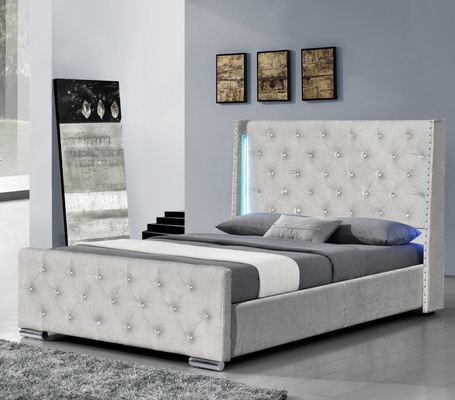 Letto king size imbottito grigio con schienale trapuntato con finiture a chiodo