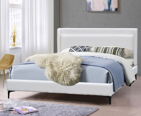 La struttura classica di re Size Platform Bed con la testata bianca del tessuto ha ricoperto