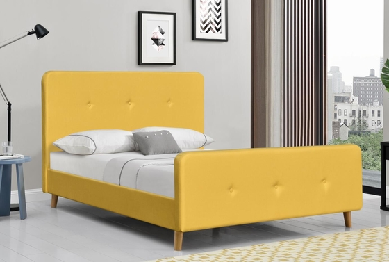 Compensato giallo della struttura del letto matrimoniale ricoperto tessuto di tela