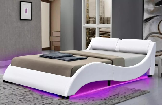Il letto di re Size Soft Upholstered incornicia la forma di cuoio sintetica della curva dell'unità di elaborazione con la testata del LED