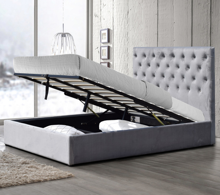 Letto matrimoniale alto e comodo imbottito con bottoni trapuntati. Letto contenitore con sollevamento a gas