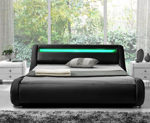 Letto imbottito Chesterfield di lusso con testiera curva king size