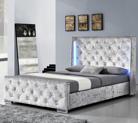 Letto king size imbottito grigio con schienale trapuntato con finiture a chiodo