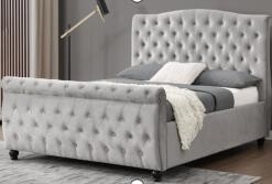 Letto a slitta in morbido velluto grigio Queen Con comoda testiera alta