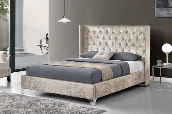 Letto imbottito di grandezza reale con bottoni di cristallo