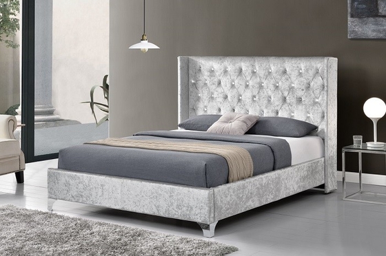 Letto imbottito di grandezza reale con bottoni di cristallo