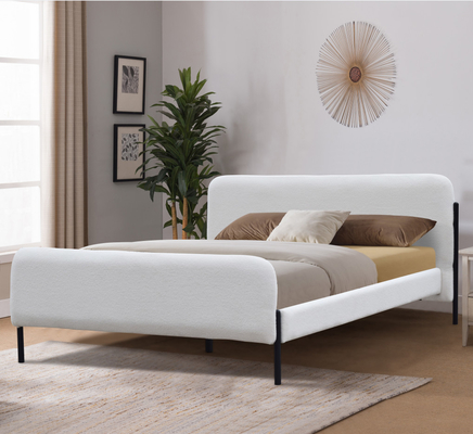 La struttura classica di re Size Platform Bed con la testata bianca del tessuto ha ricoperto