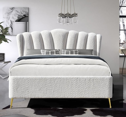 Letto di stoccaggio in tessuto bianco con quattro piedi di metallo
