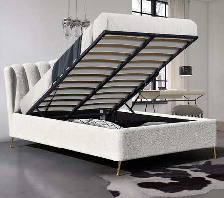 Letto di stoccaggio in tessuto bianco con quattro piedi di metallo