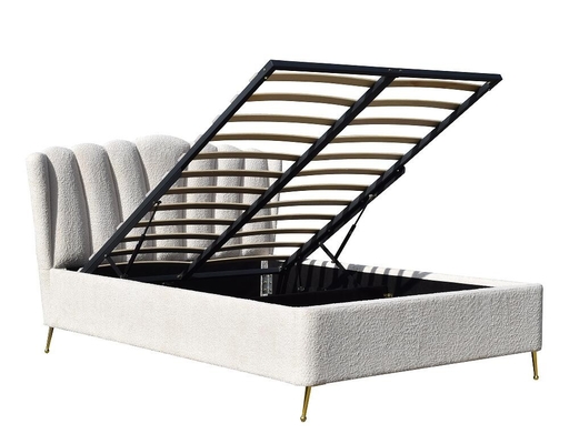 Letto di stoccaggio in tessuto bianco con quattro piedi di metallo