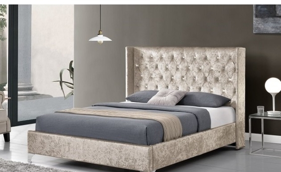 Cornice di letto imbottita in legno compensato di taglia reale con ali