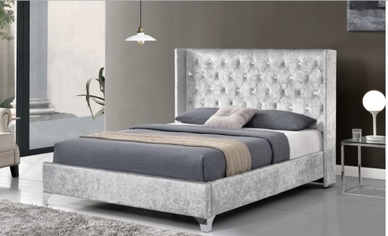 Cornice di letto imbottita in legno compensato di taglia reale con ali