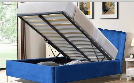 Letto di stoccaggio in tessuto blu vellutato con quattro piedi d'oro