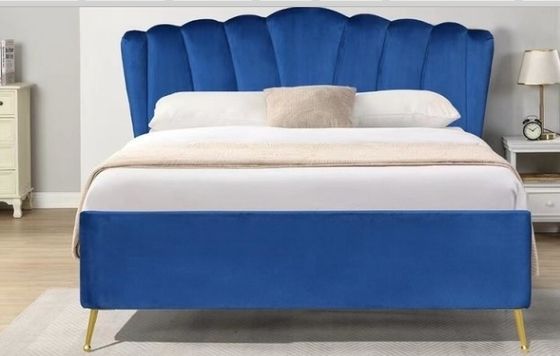 Letto di stoccaggio in tessuto blu vellutato con quattro piedi d'oro