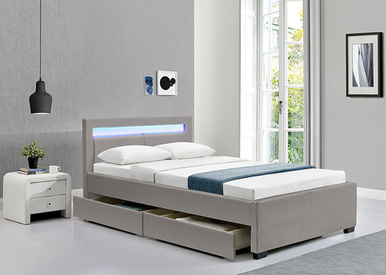 Il letto imbottito ha quattro cassetti di stoccaggio estraibili e luci a LED nella testata.