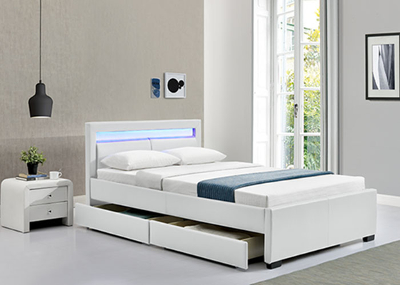 Il letto imbottito ha quattro cassetti di stoccaggio estraibili e luci a LED nella testata.