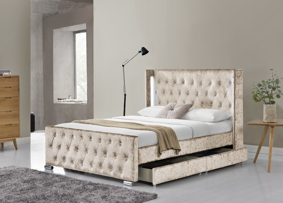 Cornice di letto completo con pulsante imbottito, testa del letto a ciuffo, supporto di lamiere di legno