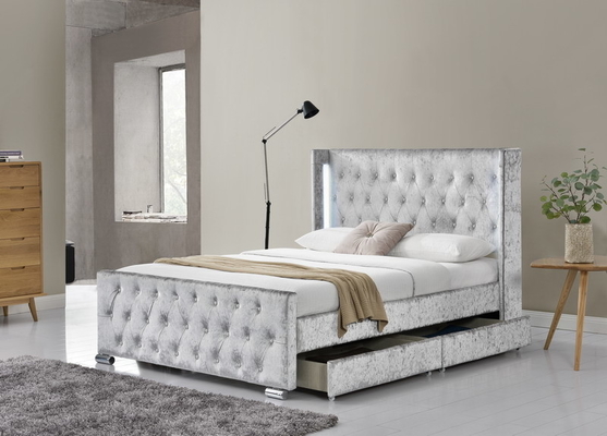 Cornice di letto completo con pulsante imbottito, testa del letto a ciuffo, supporto di lamiere di legno