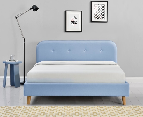 Piedi di legno di letto ricoperto bambini