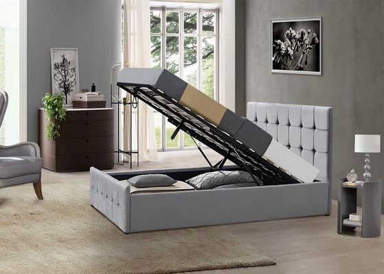 Il legno della piattaforma della camera da letto ha ricoperto la struttura del letto di regina con il bottone