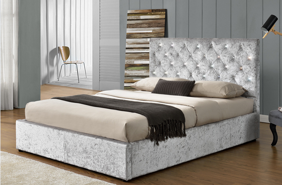 Re Size Platform Tufted ha ricoperto la struttura del letto con la testata dei bottoni